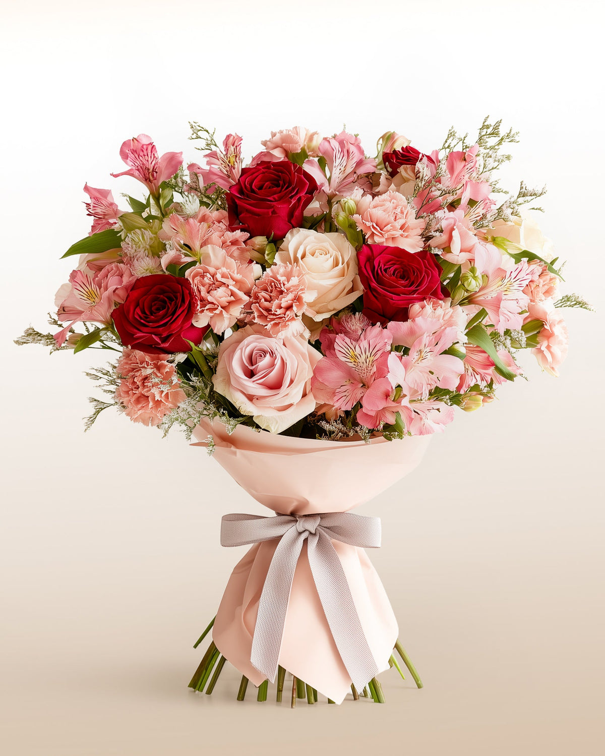 Rosas rojas, rosas blush y alstroemerias rosas en un ramo romántico e intenso. El gesto perfecto para declarar lo que sientes.