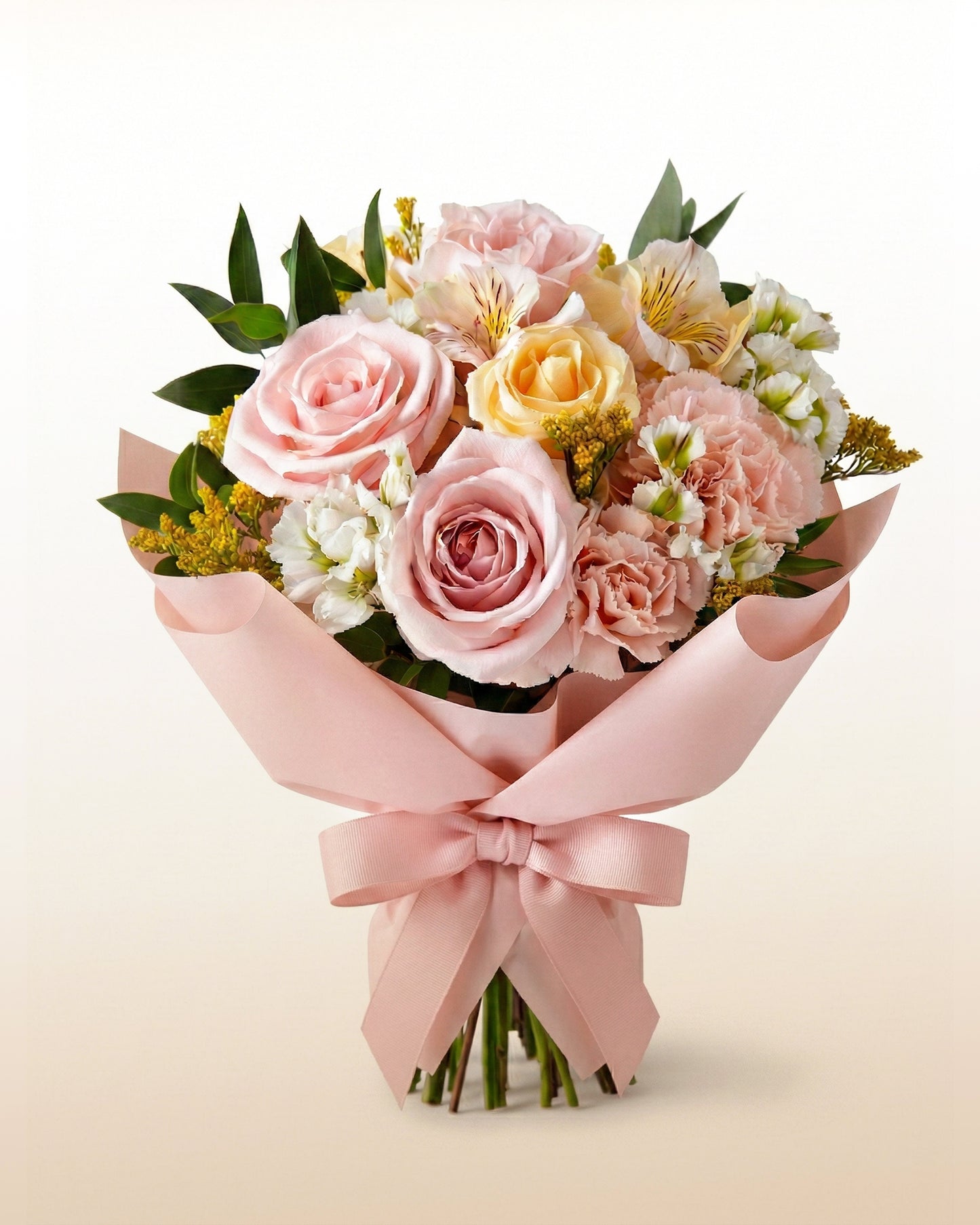Ramo Magnética con rosas rosadas y amarillas, alstroemerias y flores blancas. Un diseño luminoso para celebrar personalidad. Entrega a domicilio.