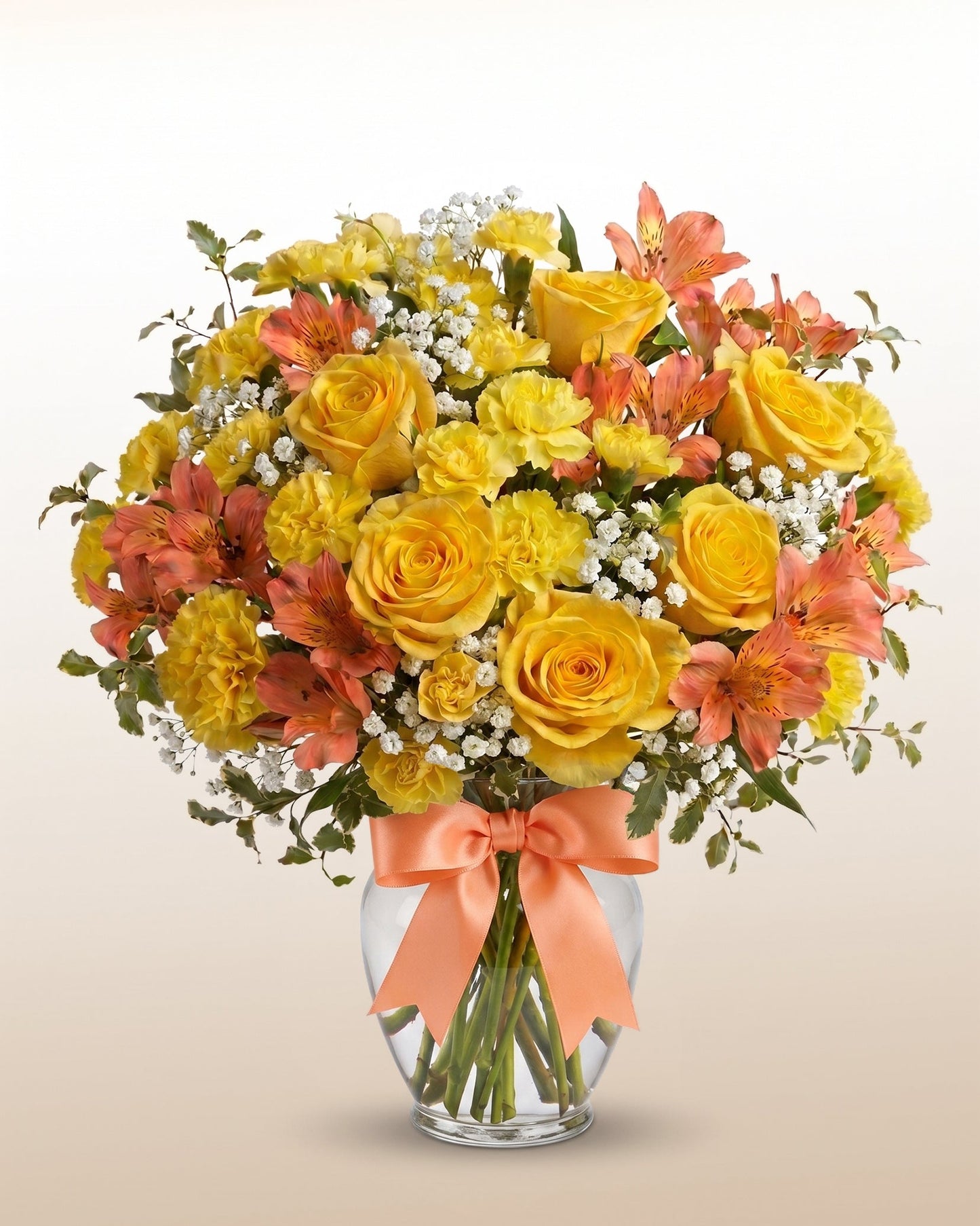 Rosas amarillas, alstroemerias coral y claveles en un ramo vibrante para celebrar y agradecer. El gesto ideal para cada logro.