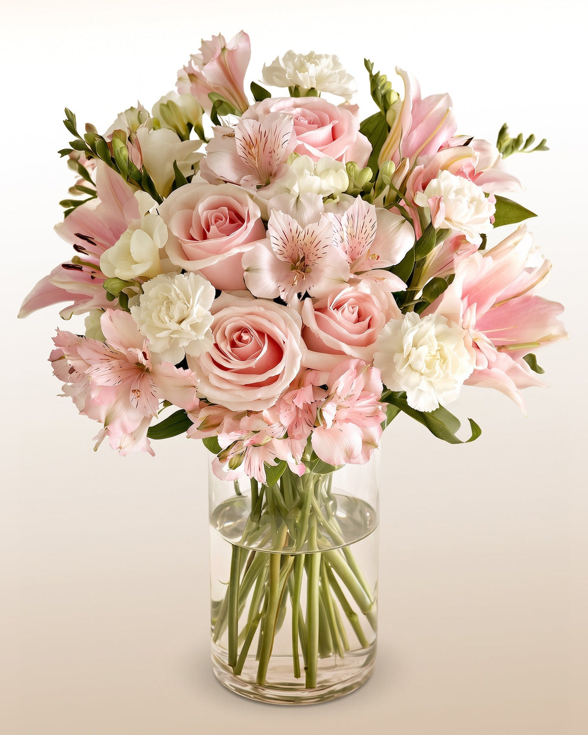 Rosas blush, lirios rosados y alstroemerias en un ramo delicado para ocasiones especiales. El cariño en su versión más suave.