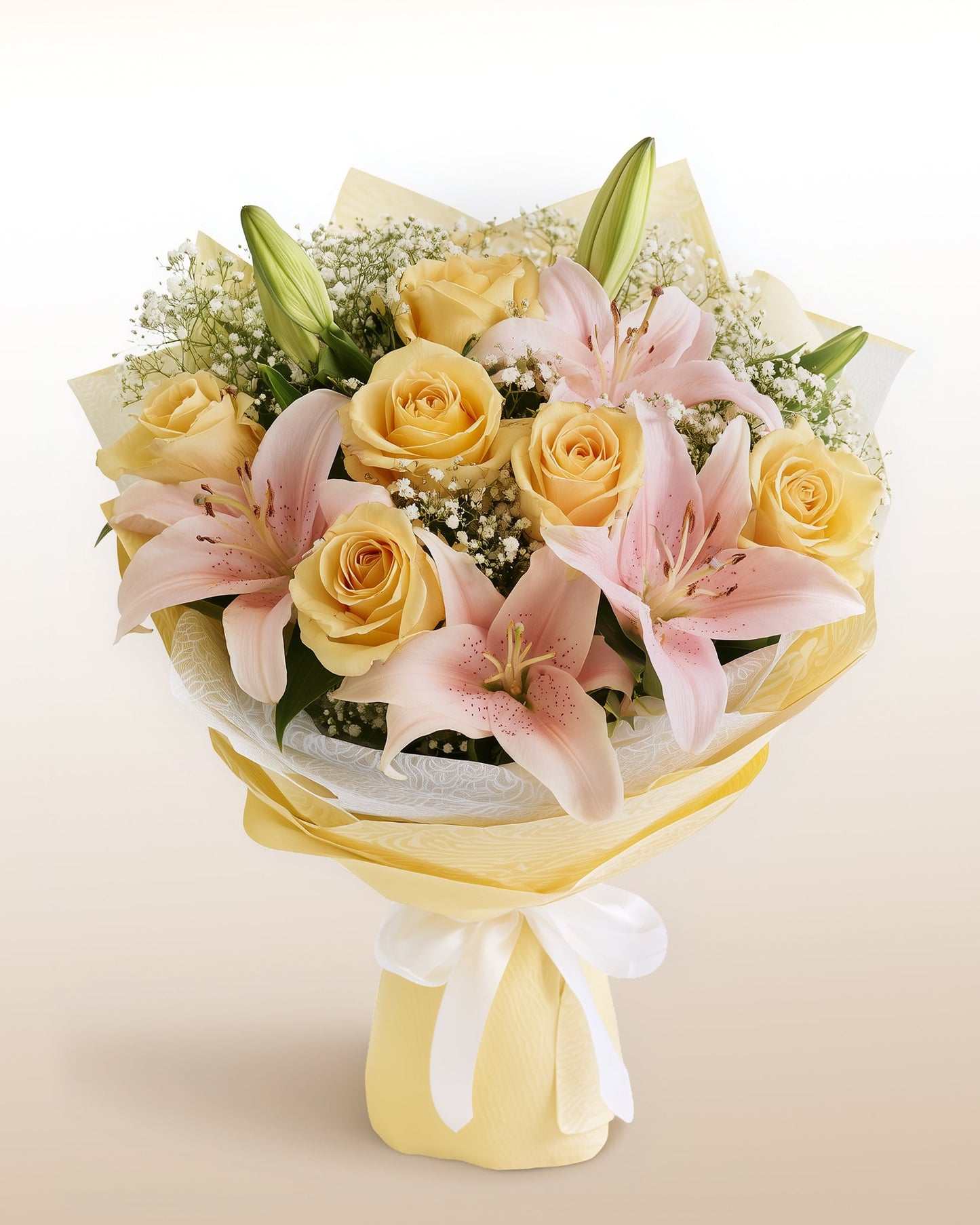 Rosas champagne, lirios rosados y gypsophila en un ramo cálido y delicado. El cariño en su versión más elegante y simple.