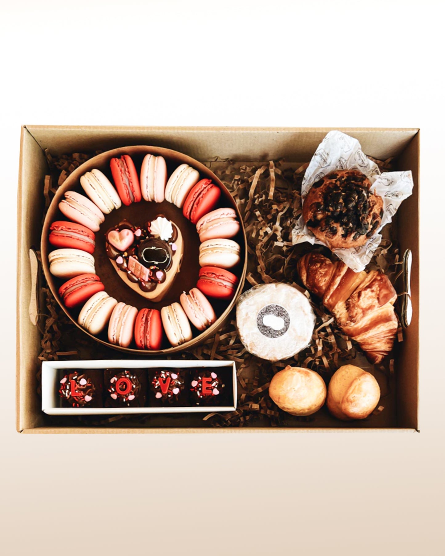 Süße Versuchung: Mini-Kuchen mit Macarons & Leckereien