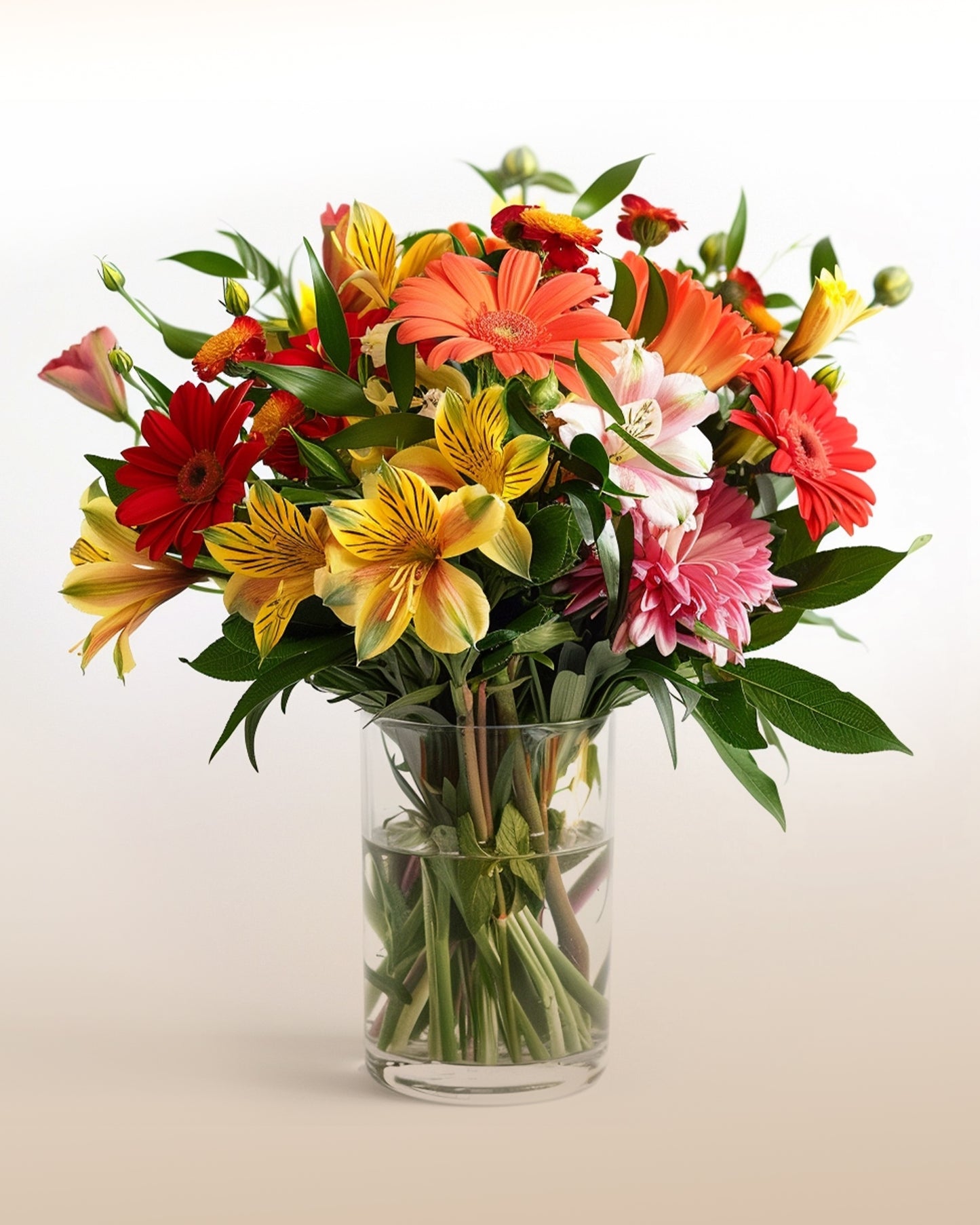 Gerberas und Astromelias Arrangement