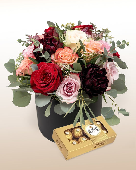 Bezaubernde Schachtel mit Rosen und Pralinen