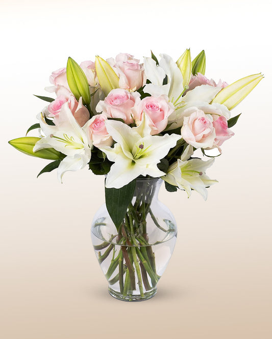 De Amizade: Vaso de lírios brancos e Rosas cor-de-rosa
