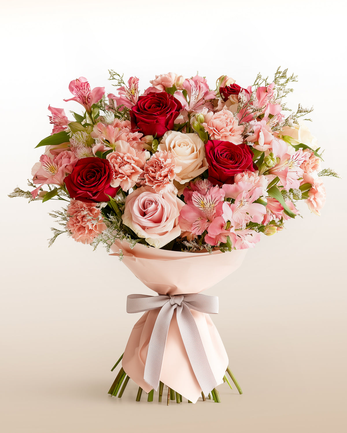Rosas rojas, rosas blush y alstroemerias rosas en un ramo romántico e intenso. El gesto perfecto para declarar lo que sientes.