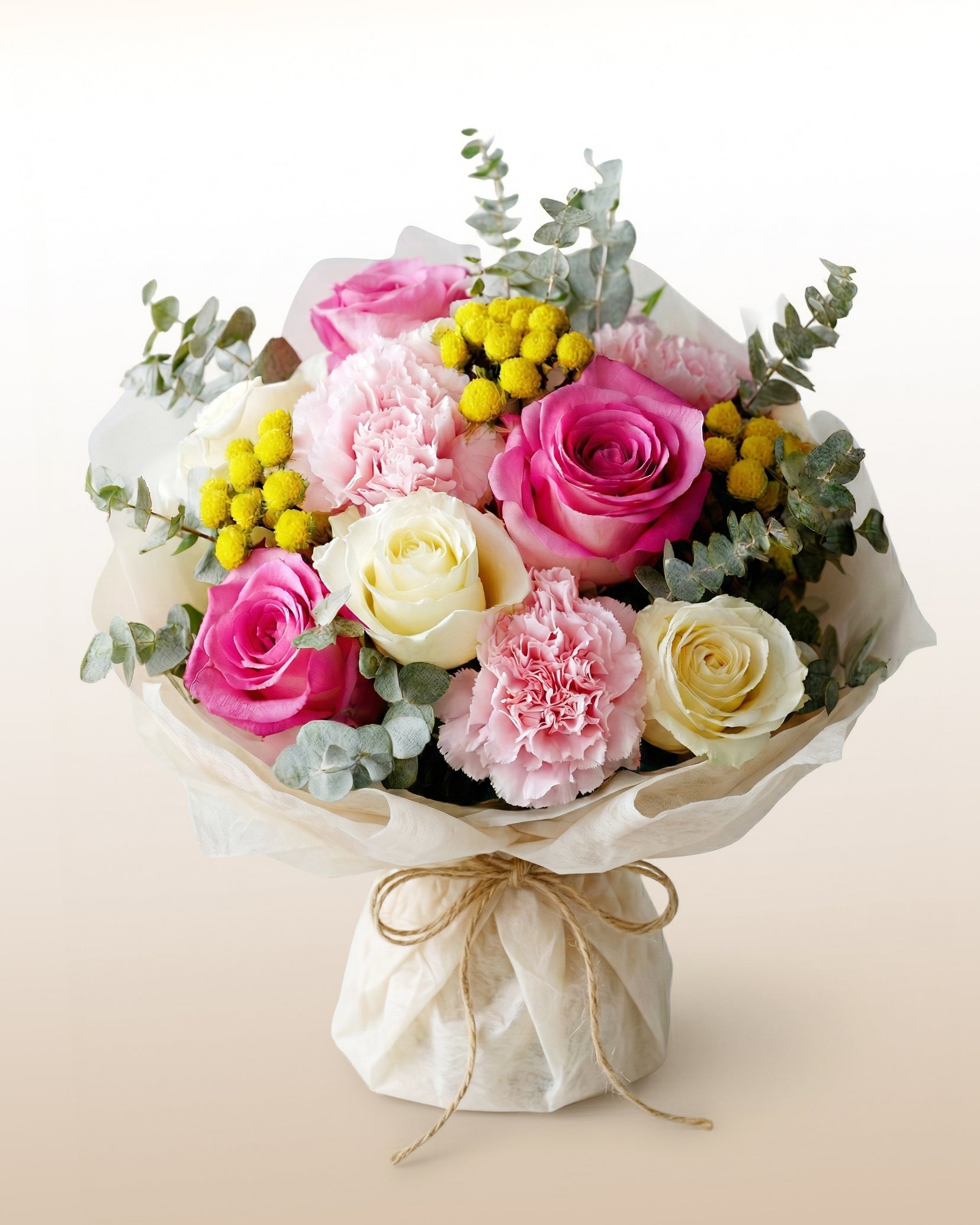 Ramo Fuerza Serena con rosas rosadas y crema, claveles y toques amarillos. Un diseño elegante para reconocer admiración y carácter. Envío a domicilio.