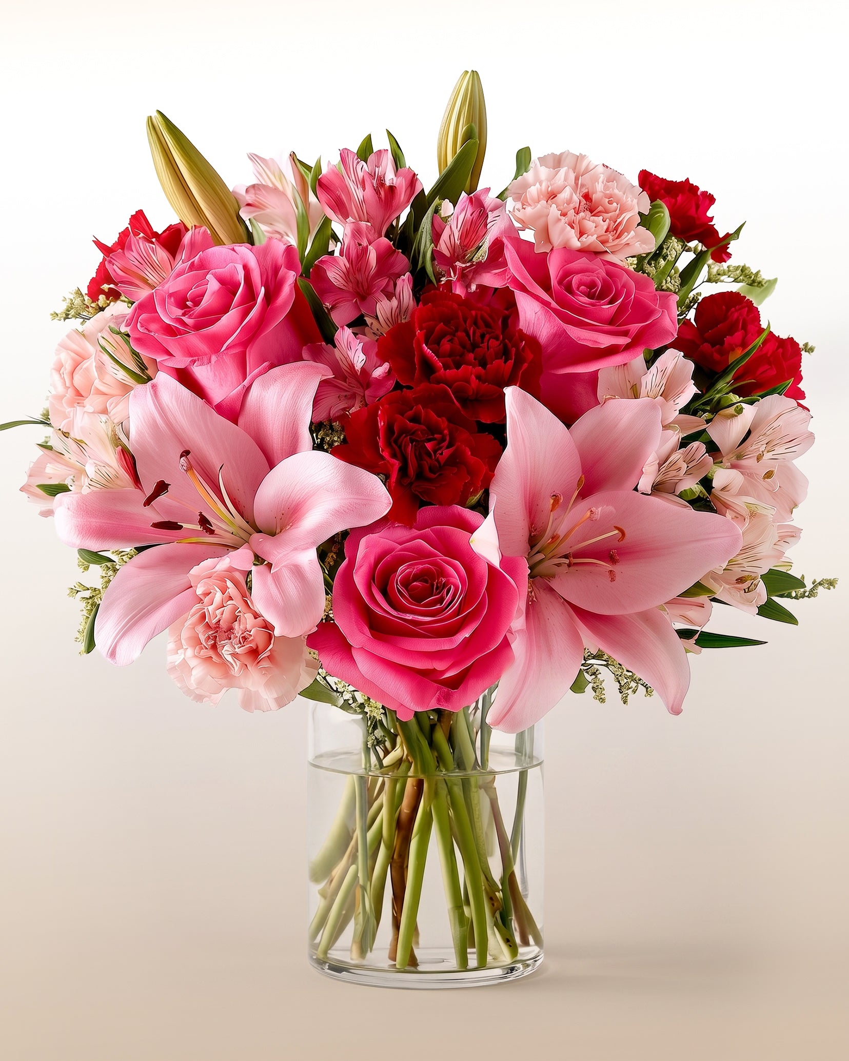 Envía el ramo Latidos: rosas fucsia, lirios rosados y claveles rojos. El gesto perfecto para decir lo que sientes. Entrega el mismo día.