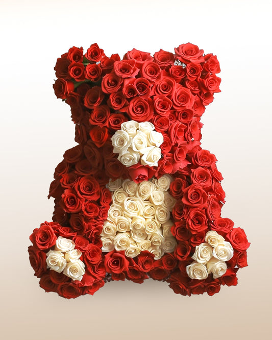 Amorevole orso ricoperto di fiori