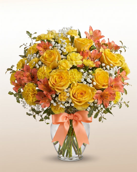 Rosas amarillas, alstroemerias coral y claveles en un ramo vibrante para celebrar y agradecer. El gesto ideal para cada logro.