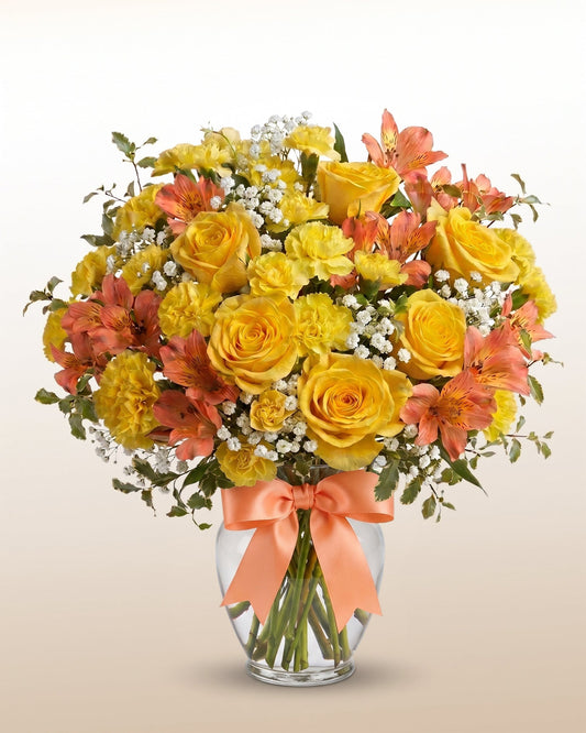 Rosas amarillas, alstroemerias coral y claveles en un ramo vibrante para celebrar y agradecer. El gesto ideal para cada logro.