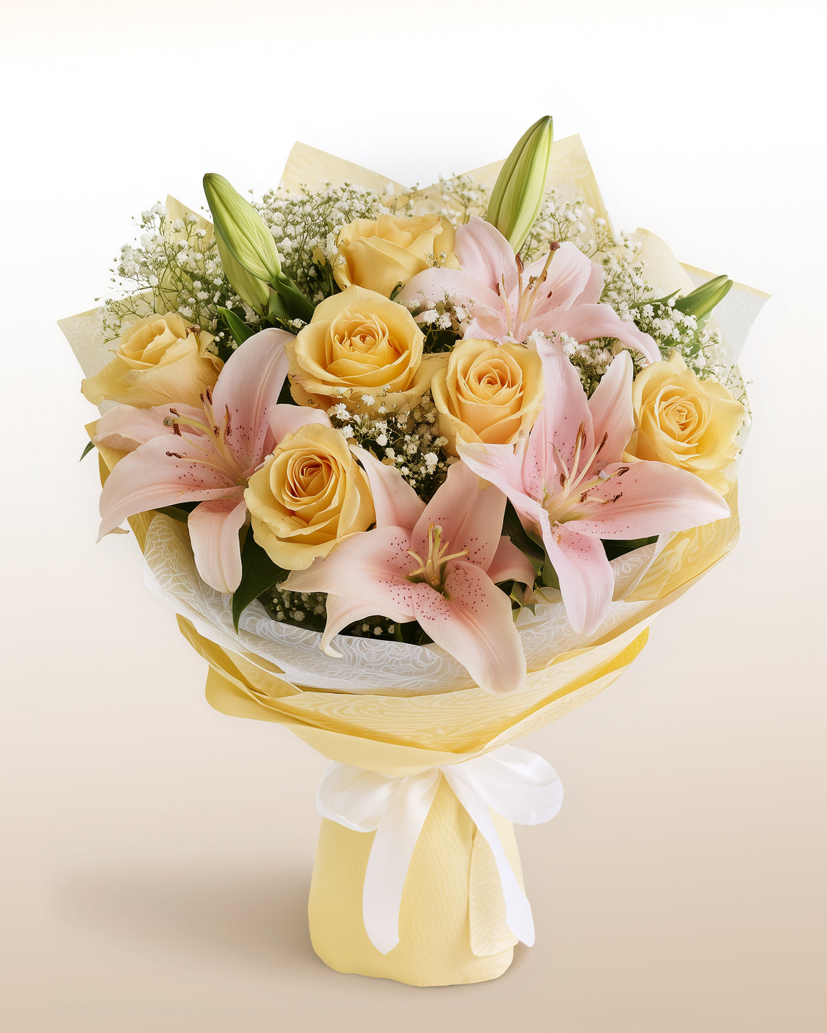 Rosas champagne, lirios rosados y gypsophila en un ramo cálido y delicado. El cariño en su versión más elegante y simple.