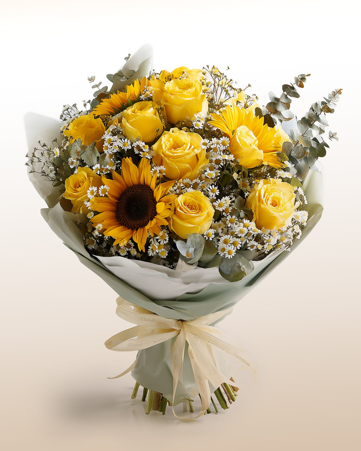 Ramo atado a mano de rosas amarillas y girasoles con manzanilla, gypsophila y eucalipto, envuelto en papel blanco