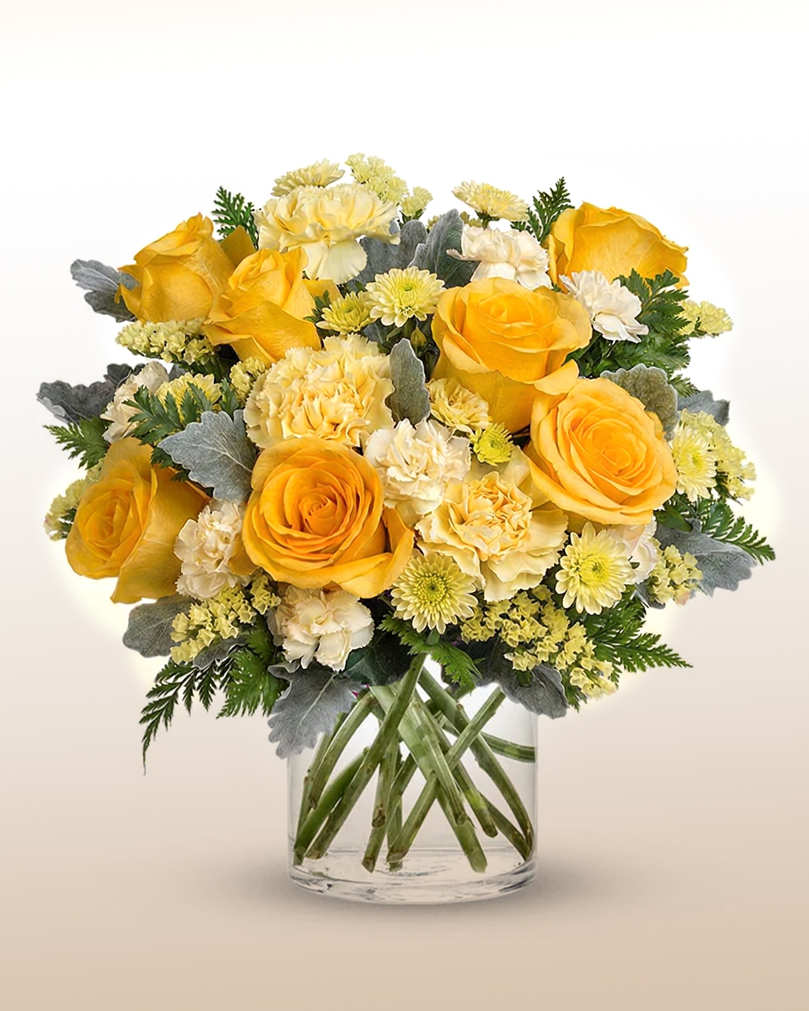 Arreglo Corazón Dorado con rosas amarillas y flores en tonos suaves. Un diseño vibrante que transmite alegría y calidez.