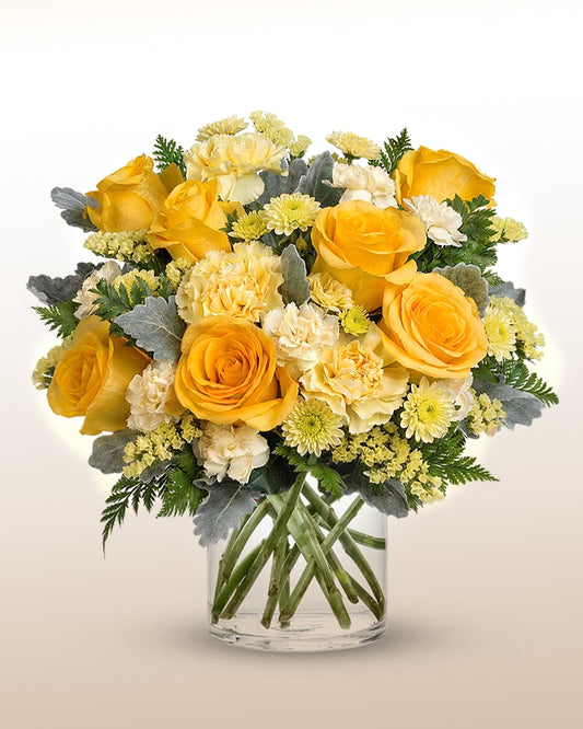 Arreglo Corazón Dorado con rosas amarillas y flores en tonos suaves. Un diseño vibrante que transmite alegría y calidez.